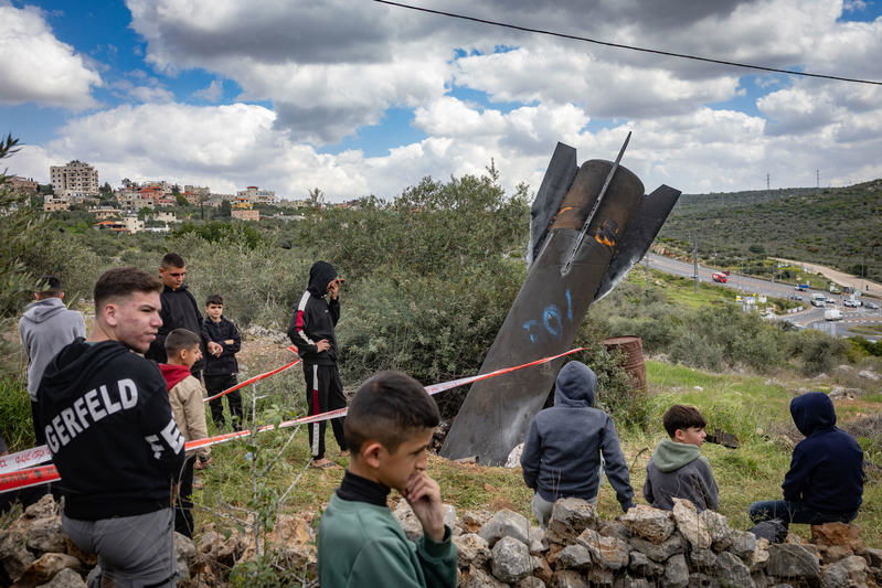 בדרך ליישוב החרדי: הפלסטינים הסקרנים התגודדו ליד הטיל הענק שנפל