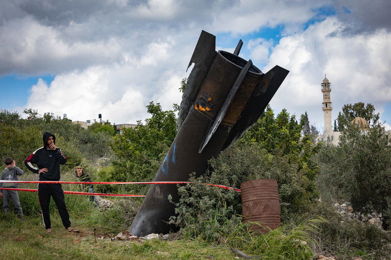 בדרך ליישוב החרדי: הפלסטינים הסקרנים התגודדו ליד הטיל הענק שנפל