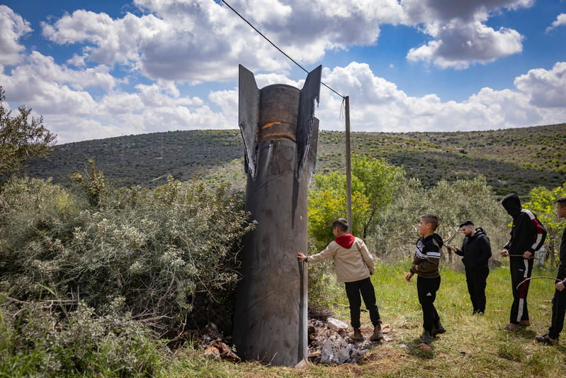 בדרך ליישוב החרדי: הפלסטינים הסקרנים התגודדו ליד הטיל הענק שנפל