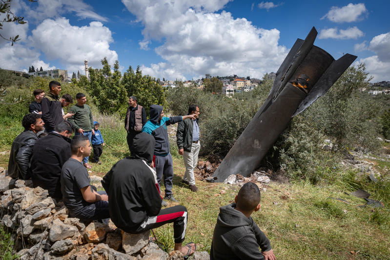 בדרך ליישוב החרדי: הפלסטינים הסקרנים התגודדו ליד הטיל הענק שנפל
