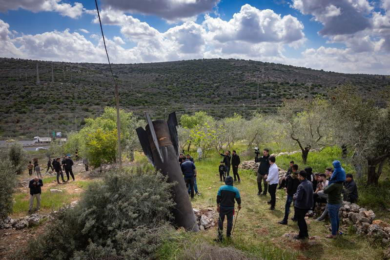 בדרך ליישוב החרדי: הפלסטינים הסקרנים התגודדו ליד הטיל הענק שנפל
