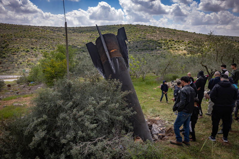 בדרך ליישוב החרדי: הפלסטינים הסקרנים התגודדו ליד הטיל הענק שנפל