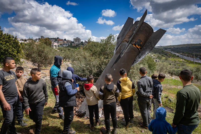 בדרך ליישוב החרדי: הפלסטינים הסקרנים התגודדו ליד הטיל הענק שנפל