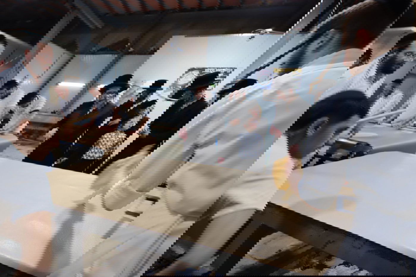 האדמו"ר מסקולען ירושלים באפיית מצות