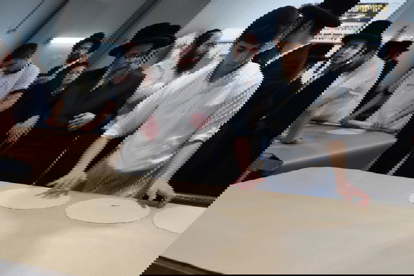 האדמו"ר מסקולען ירושלים באפיית מצות