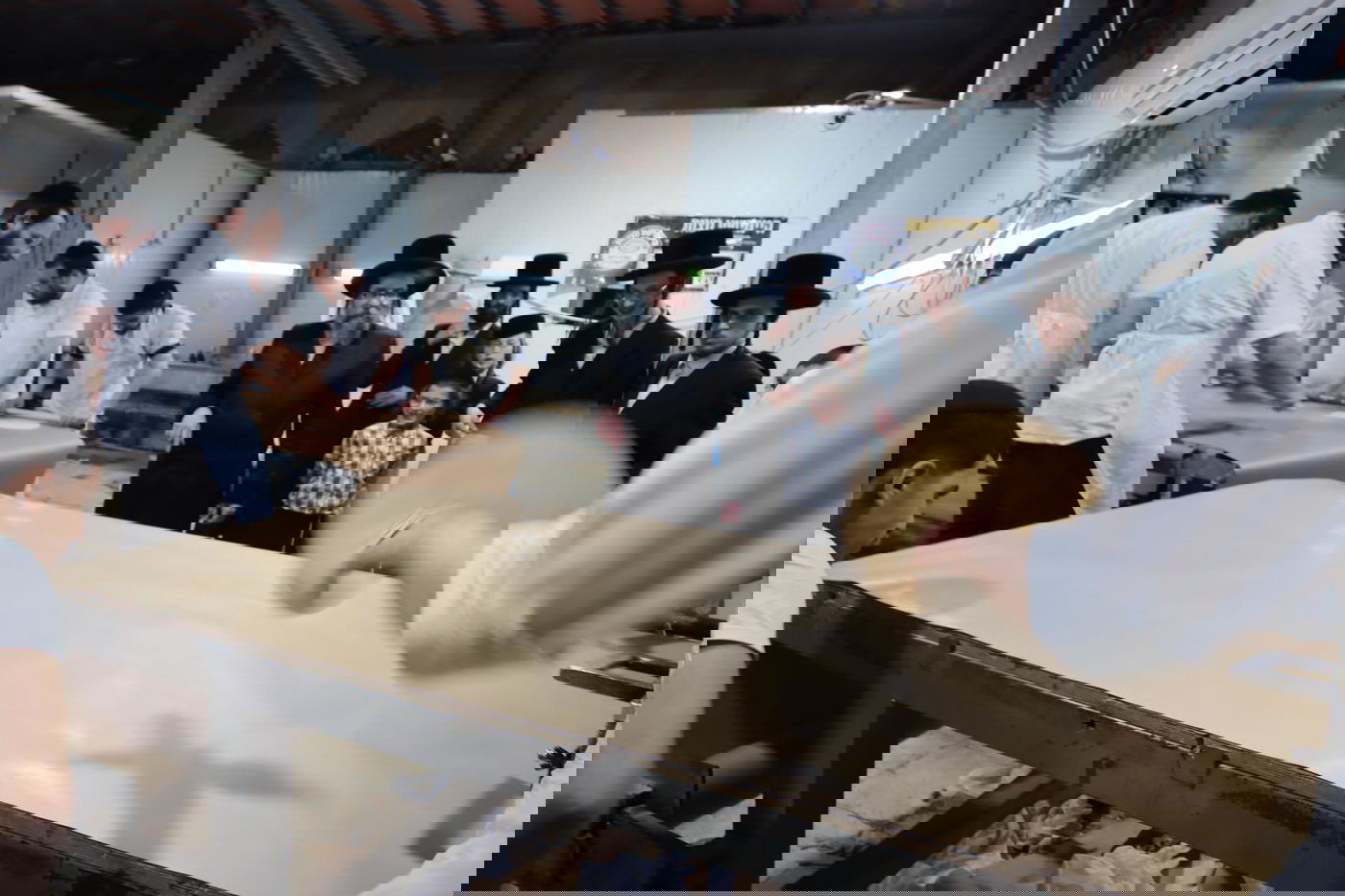 האדמו"ר מסקולען ירושלים באפיית מצות