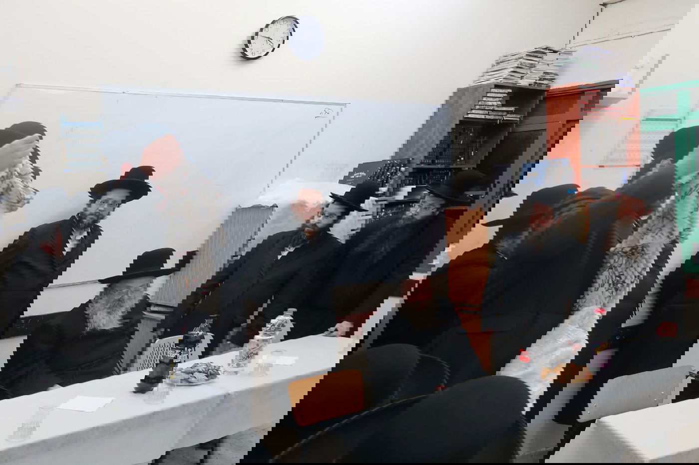 הרה"צ רבי נחמיה אלתר עם מתנדבי הצלה בערד