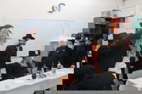 הרה"צ רבי נחמיה אלתר עם מתנדבי הצלה בערד