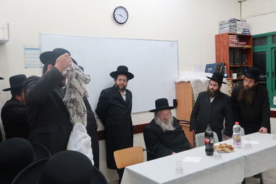 הרה"צ רבי נחמיה אלתר עם מתנדבי הצלה בערד