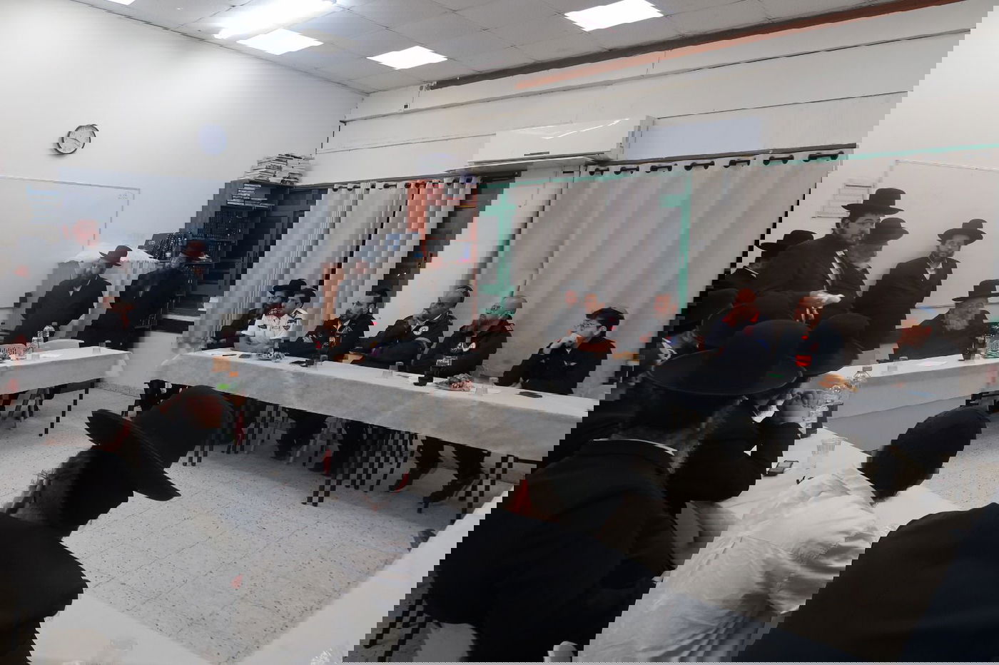 הרה"צ רבי נחמיה אלתר עם מתנדבי הצלה בערד