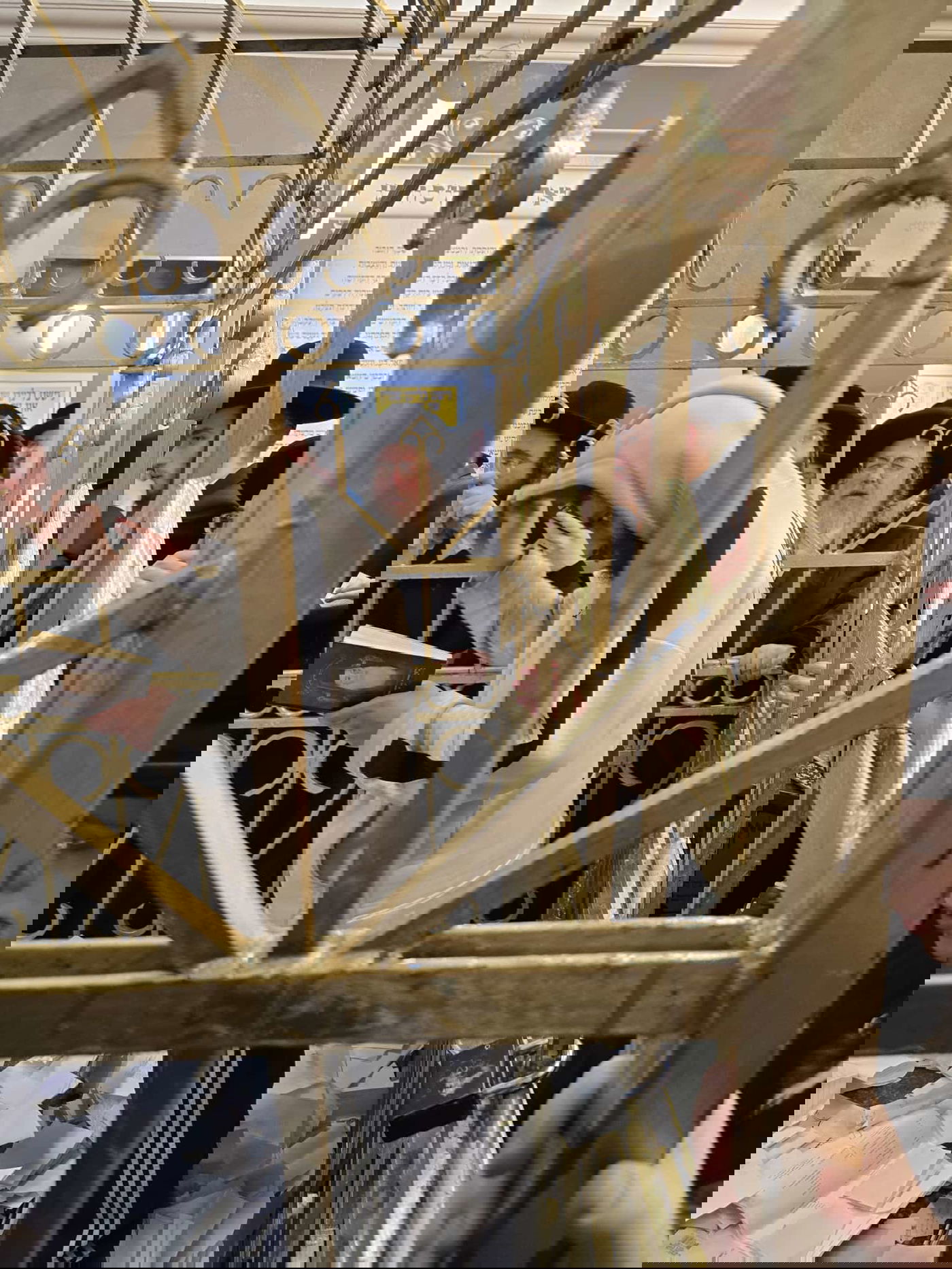 האדמו"ר מביאלה ב"ב במסע הקודש לפולין