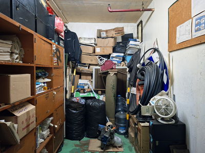 הולך ומצטבר. חפצים ישנים ללא שימוש במחסן