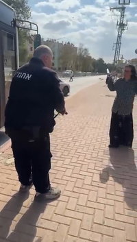 תיעוד מפחיד: אישה איימה עם זוג סכינים ברחוב כשלפתע נשמעה אזעקה - כך זה הסתיים