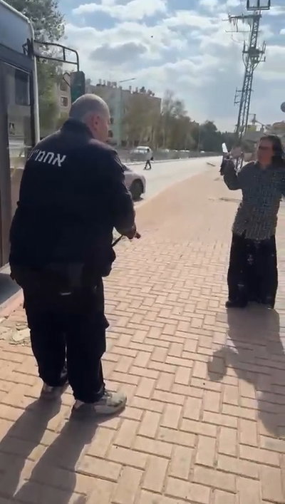 תיעוד מפחיד: אישה איימה עם זוג סכינים ברחוב כשלפתע נשמעה אזעקה - כך זה הסתיים