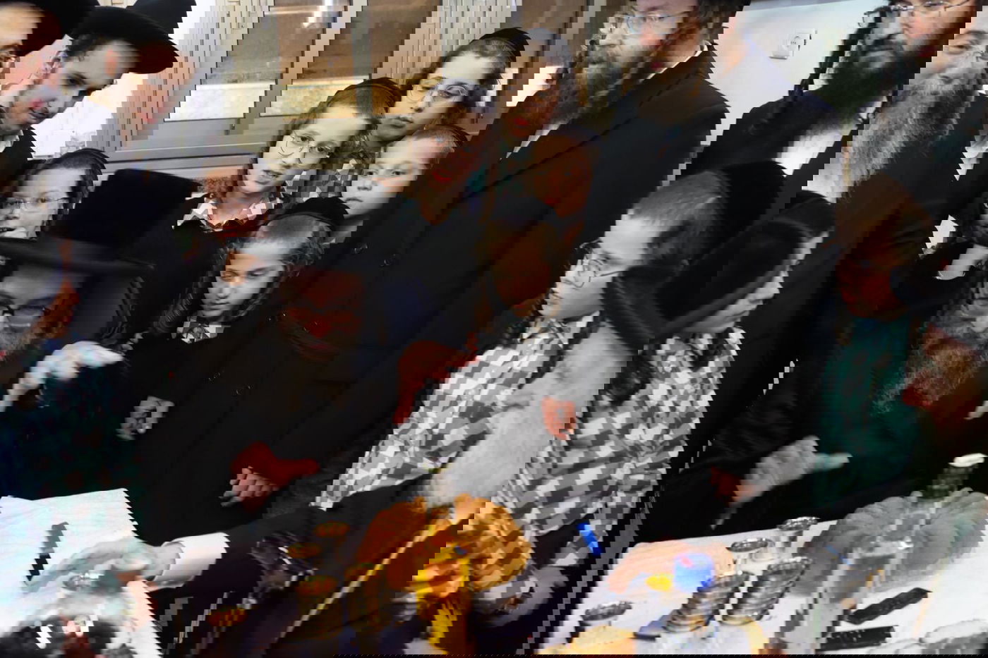 האדמו"ר מסקולען ירושלים בביקור אצל הרה"ח ר' אהרן קליינמן