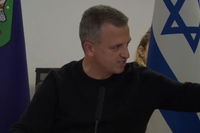דרמה מול המצלמות: ראש העיר פיטר את הסגן שלו - בשידור חי | צפו