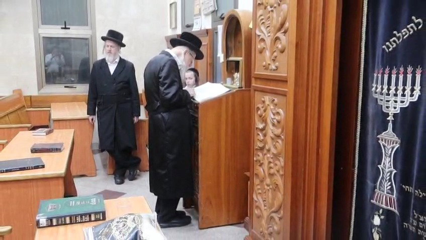 האדמו"ר מאוז'רוב בתפילת ערבית