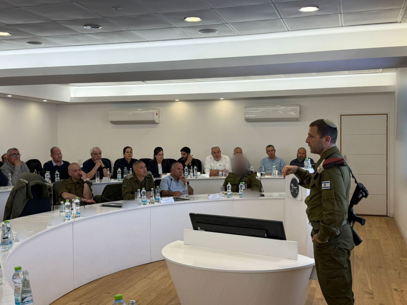 מפקד פיקוד המרכז, אלוף אבי בלוט, במפגש עם ראשי הרשויות