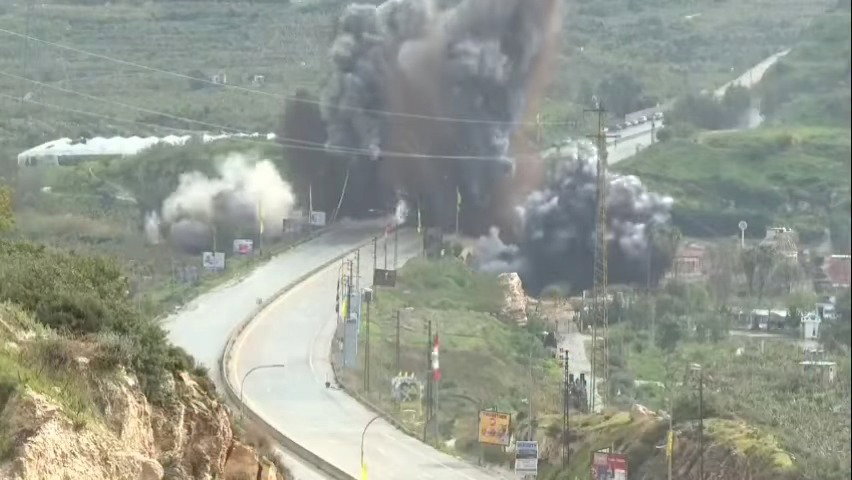 רגע תקיפת גשר אל-קאסמיה שעל נהר הליטאני באזור צור בלבנון