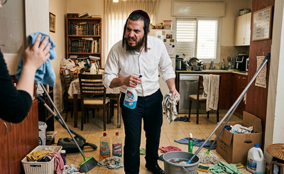 מתחת לאקונומיקה מסתתר המתח ששוחק את המקום הכי חשוב לנו