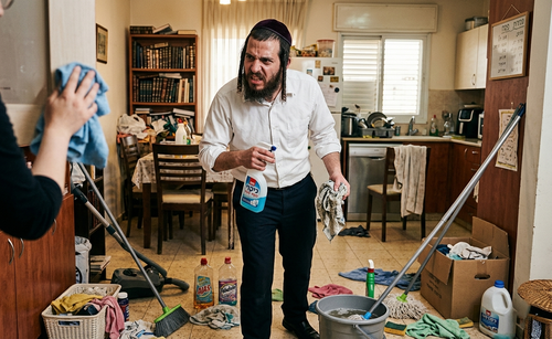 מתחת לאקונומיקה מסתתר המתח ששוחק את המקום הכי חשוב לנו