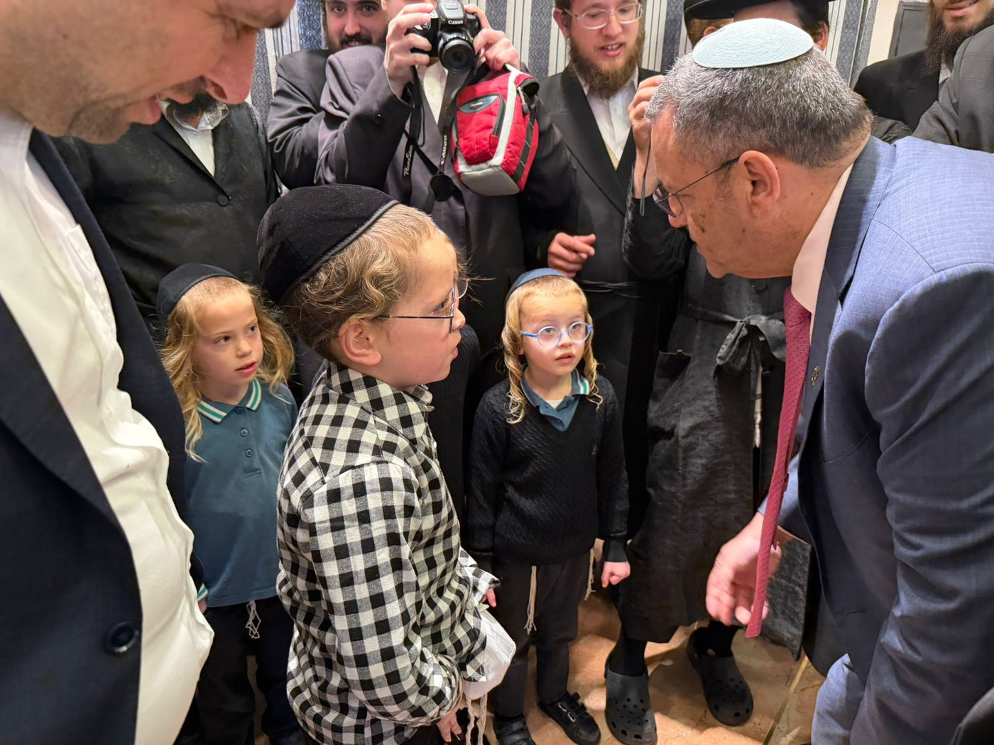 ליאון בביקור אצל מפוני ערד