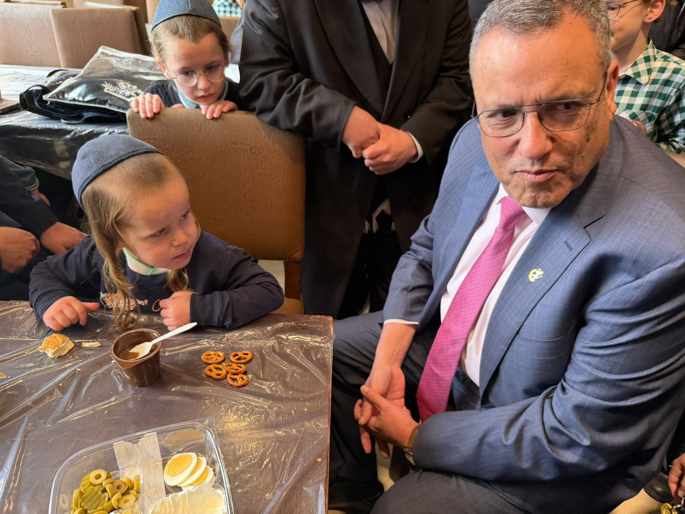 ליאון בביקור אצל מפוני ערד