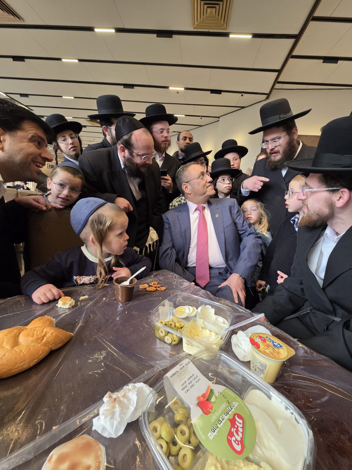 ליאון בביקור אצל מפוני ערד