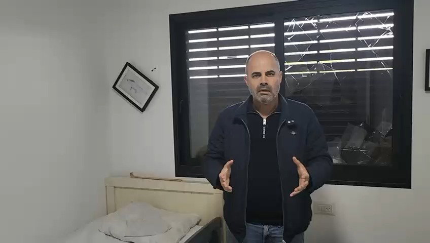 רסיסי זכוכית על כרית הילד