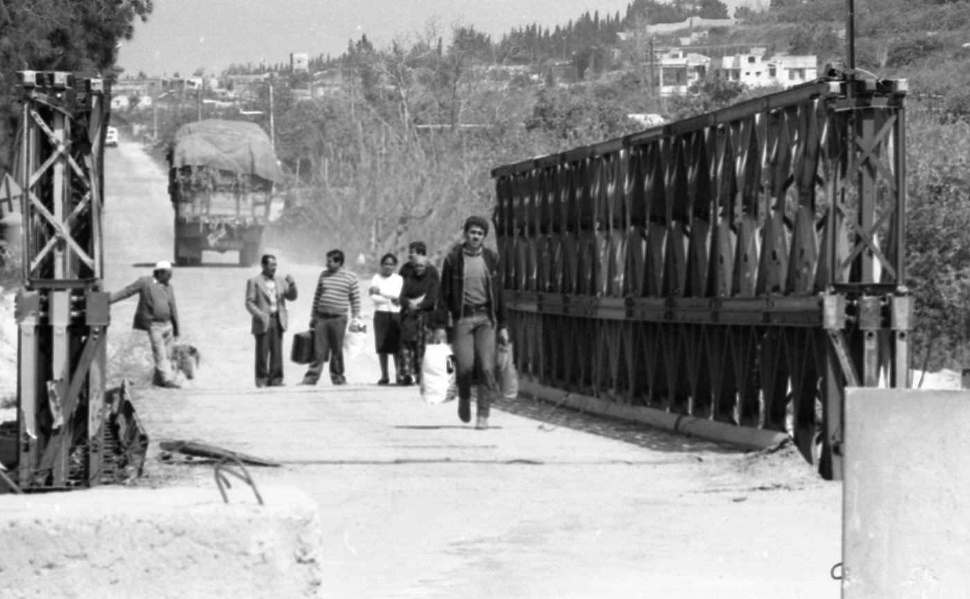 נקודת ביקורת של צה"ל בלבנון על גשר קסמיה, ליד העיר צור בשנת 1985