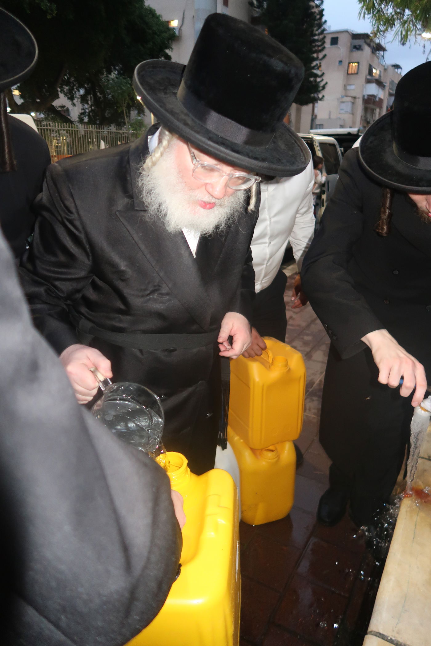 גאב"ד פרדס כץ בשאיבת מים שלנו