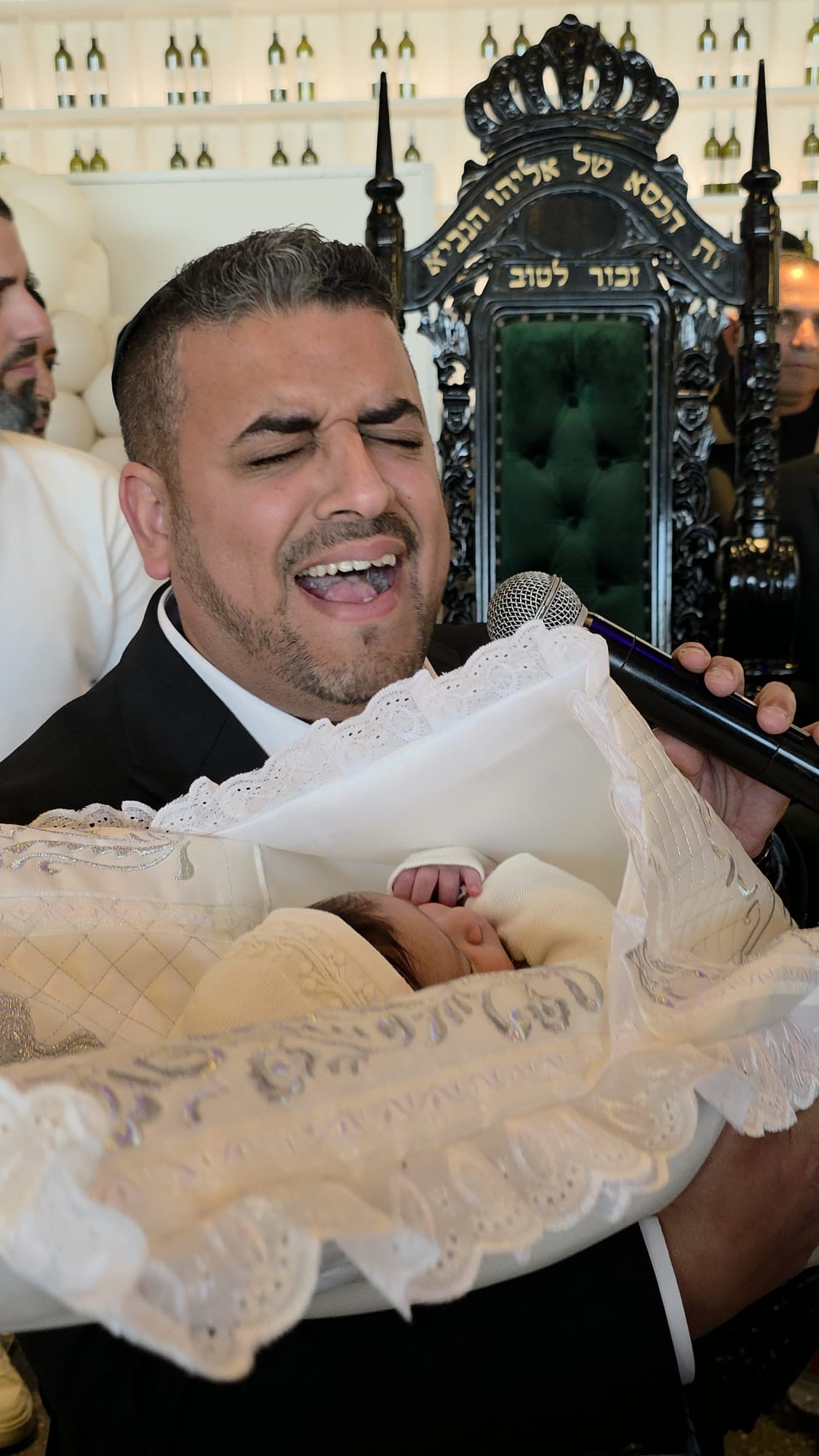 הזמר אליה והב עם בנו בברית