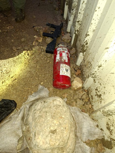 מטעני הנפץ שהוכנו על ידי המחבלים בדמוי מטף וסלע