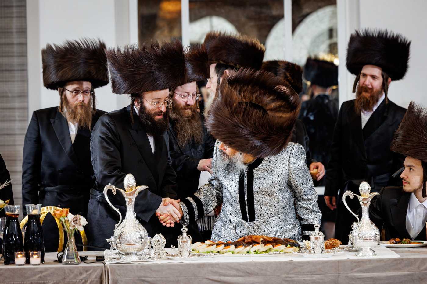 האדמו"ר מקאסוב בשמחת שבע הברכות בבאבוב 45