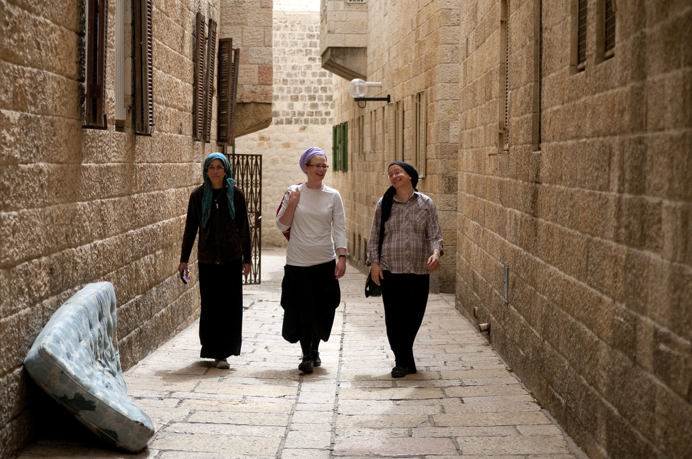 מזרן מושלך בסמטאות העיר העתיקה בירושלים