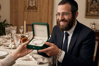 הטרנדים שכל אישה רוצה: מבצעי פנדורה שאסור לאף בעל לפספס לפני החג