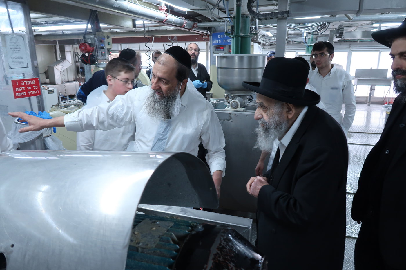 חכם משה צדקה באפיית מצות