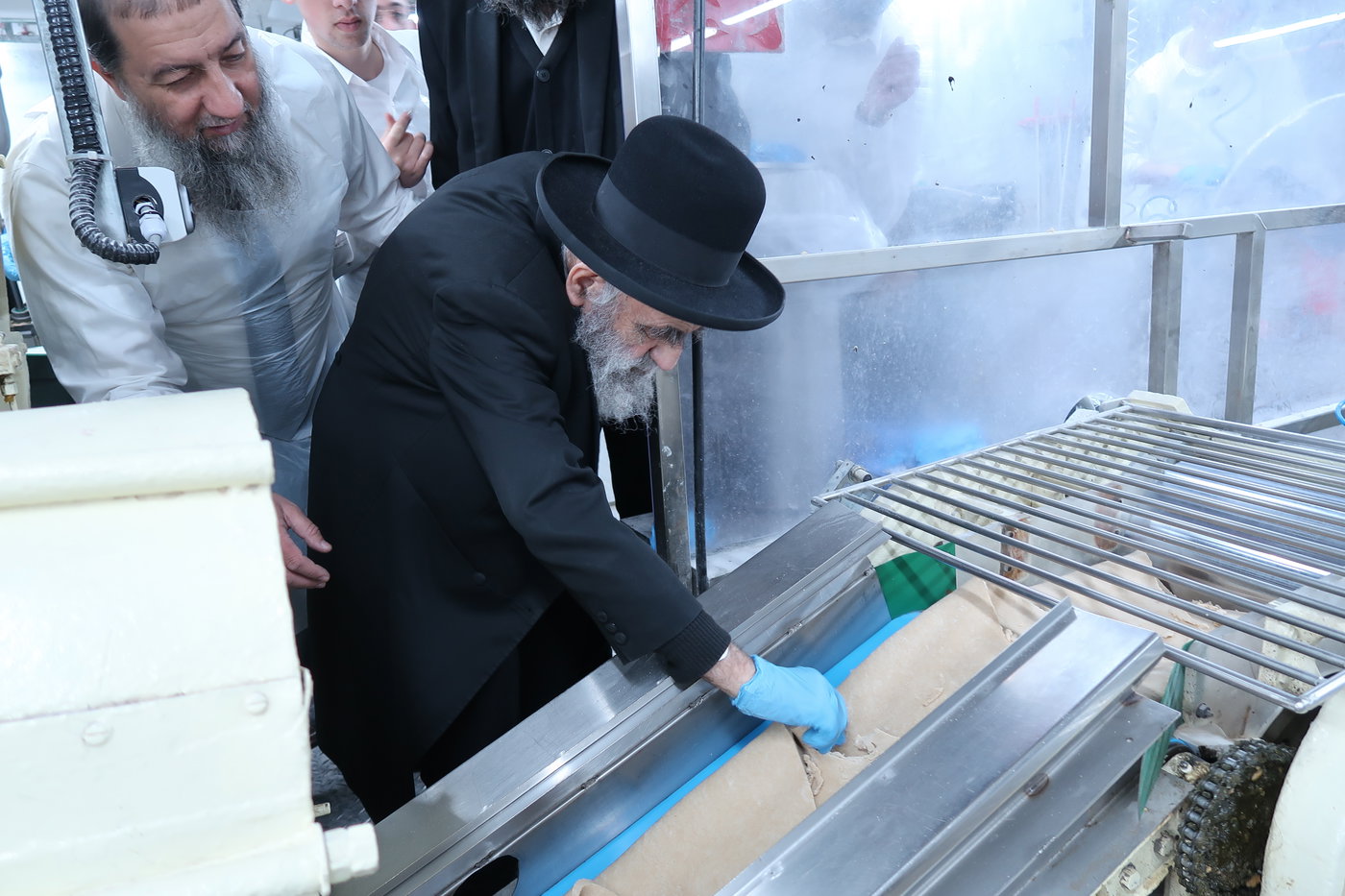 חכם משה צדקה באפיית מצות