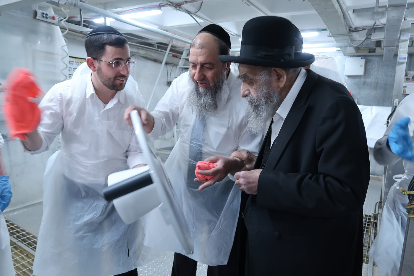 חכם משה צדקה באפיית מצות