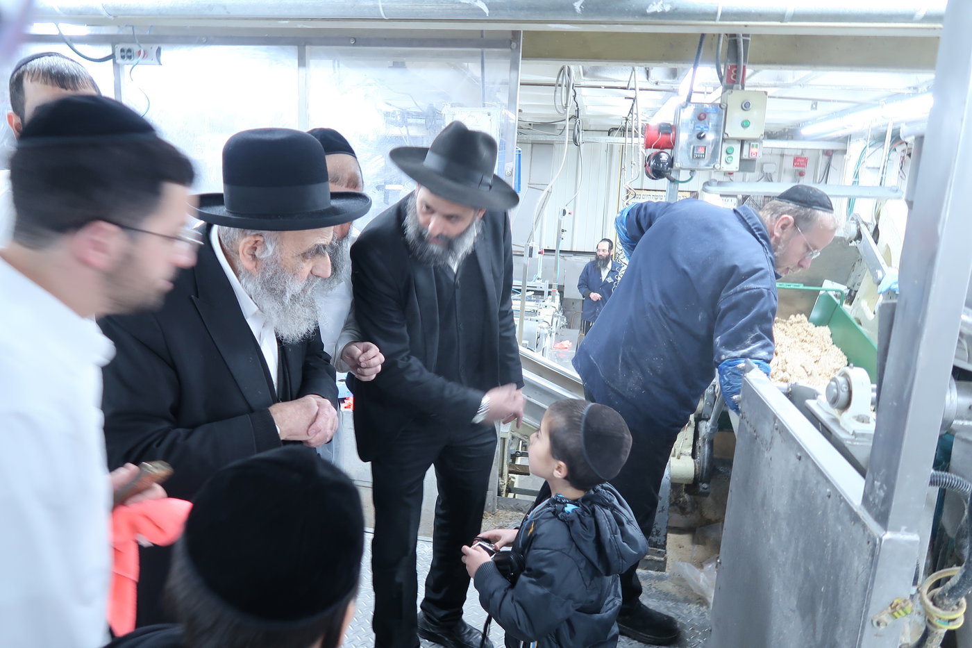 חכם משה צדקה באפיית מצות