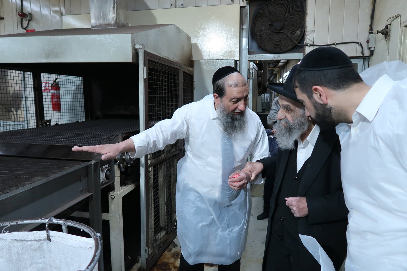 חכם משה צדקה באפיית מצות