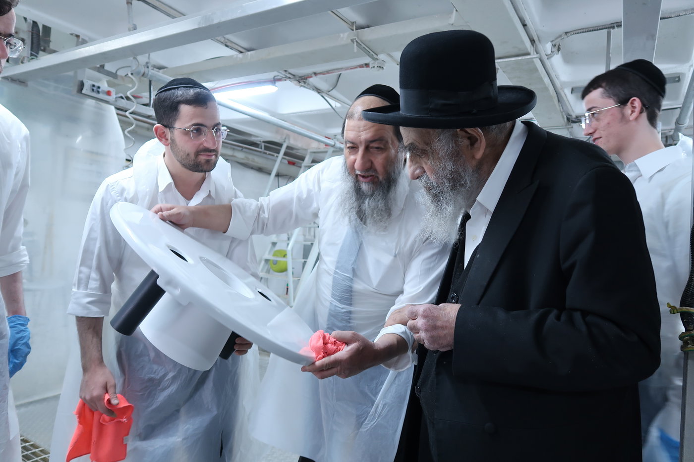 חכם משה צדקה באפיית מצות