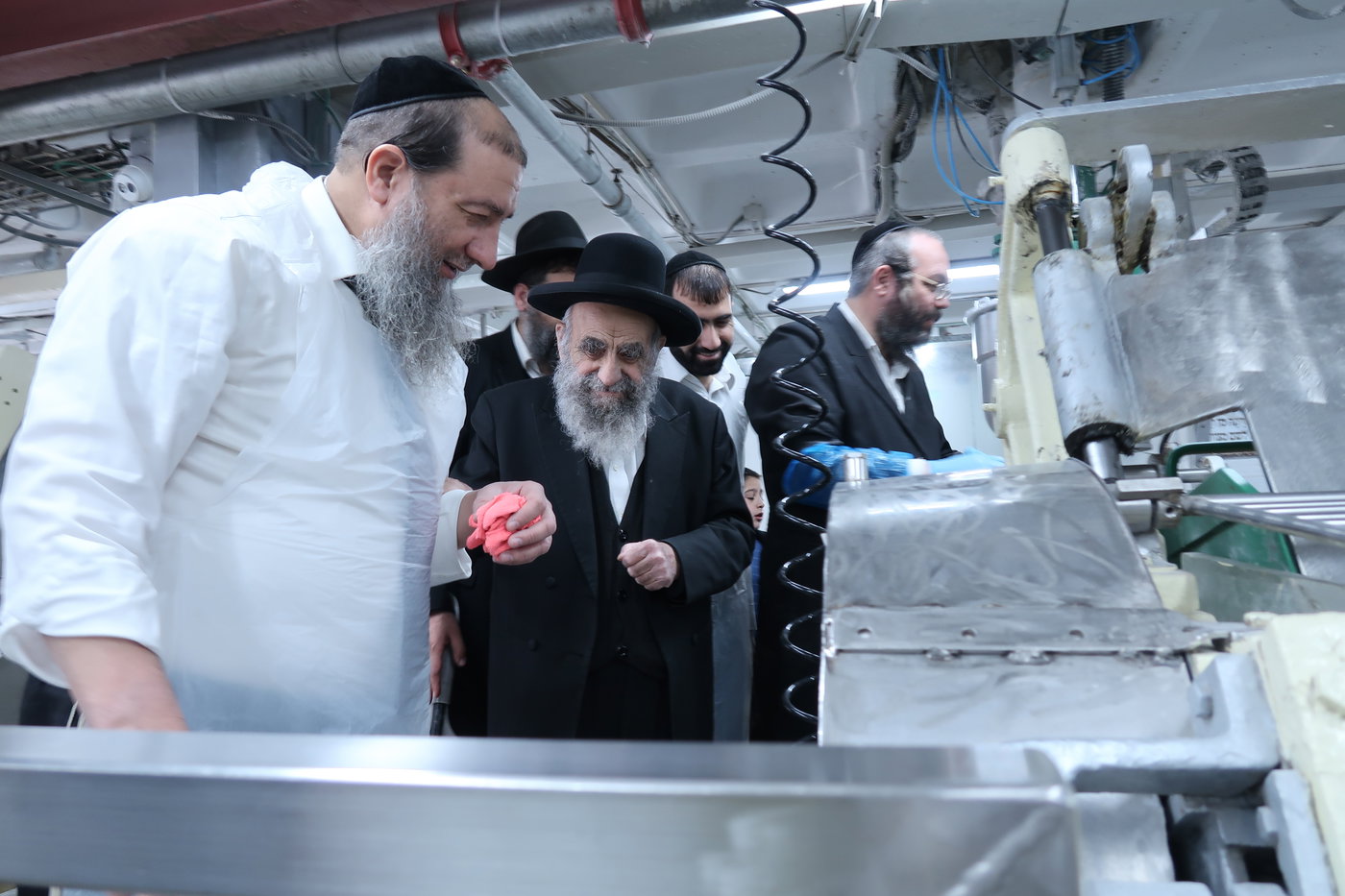 חכם משה צדקה באפיית מצות