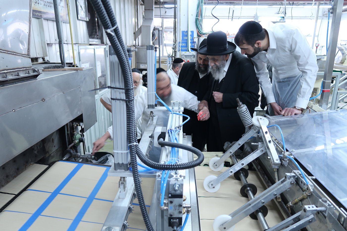 חכם משה צדקה באפיית מצות