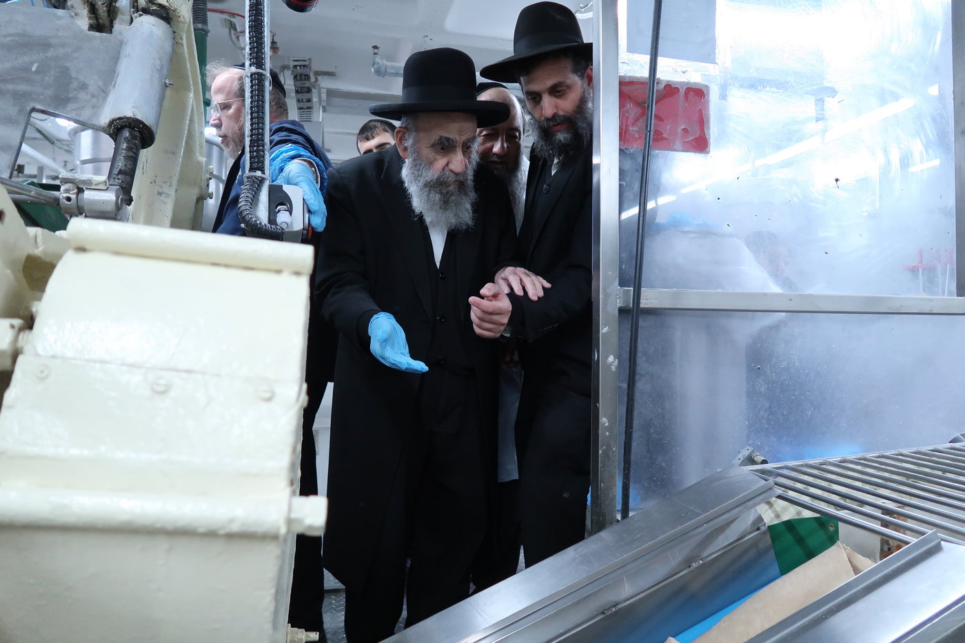 חכם משה צדקה באפיית מצות