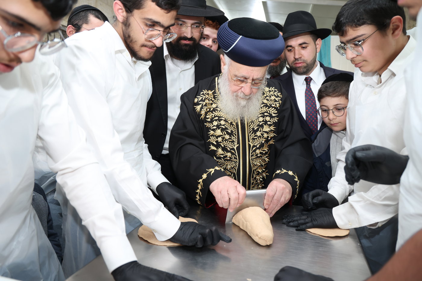 הראשל"צ הגר"י יוסף באפיית מצות