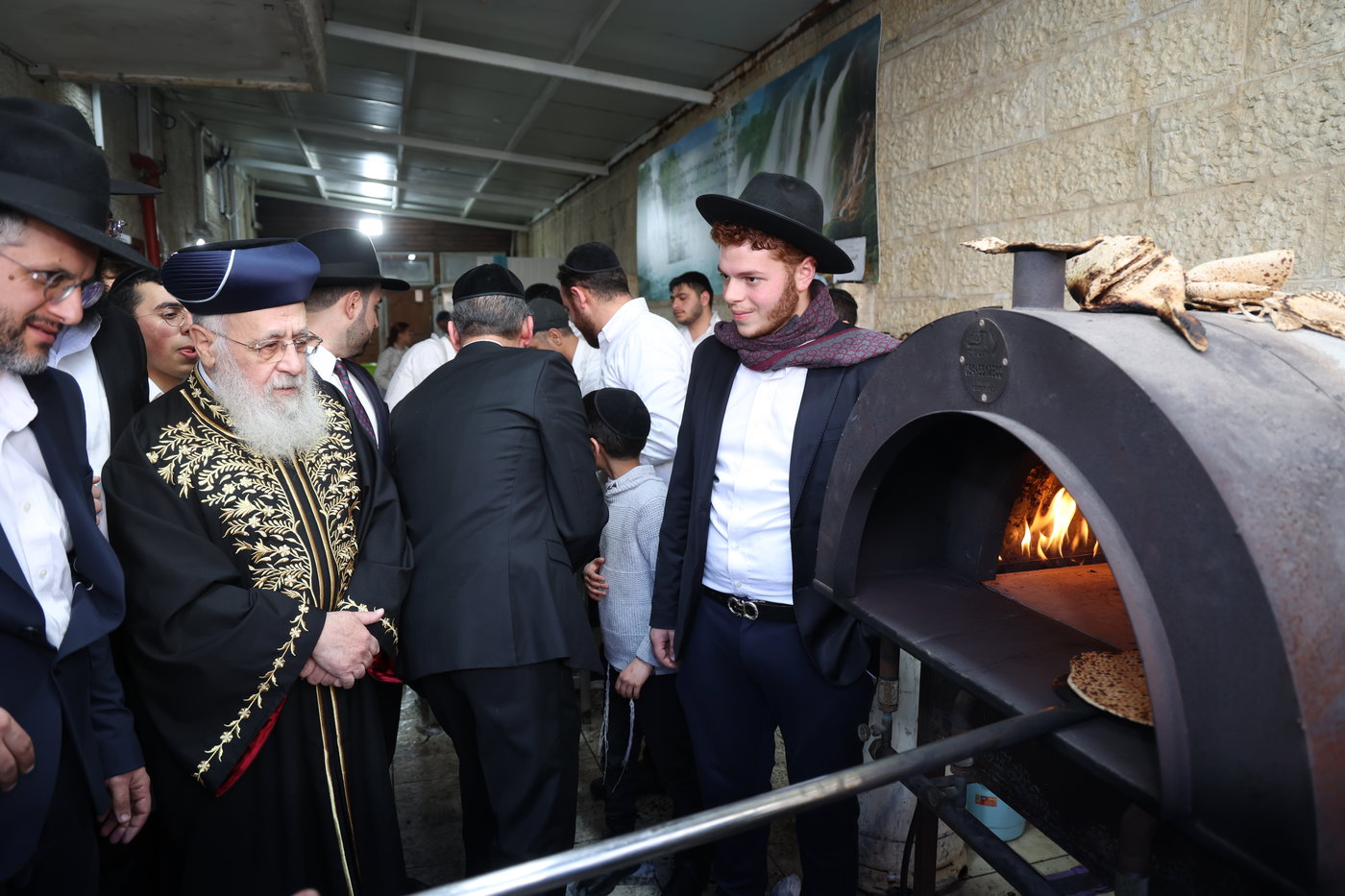 הראשל"צ הגר"י יוסף באפיית מצות