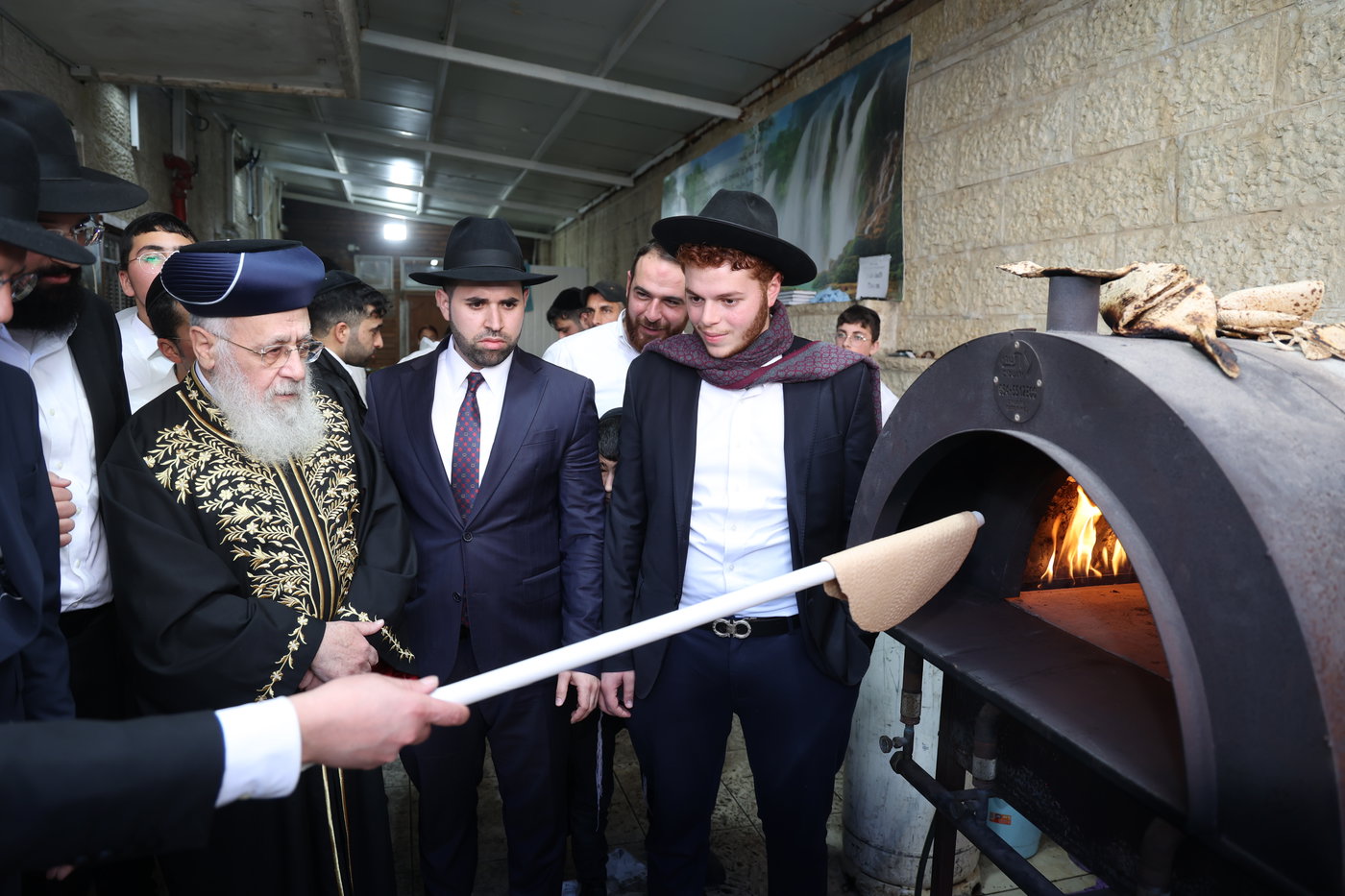 הראשל"צ הגר"י יוסף באפיית מצות