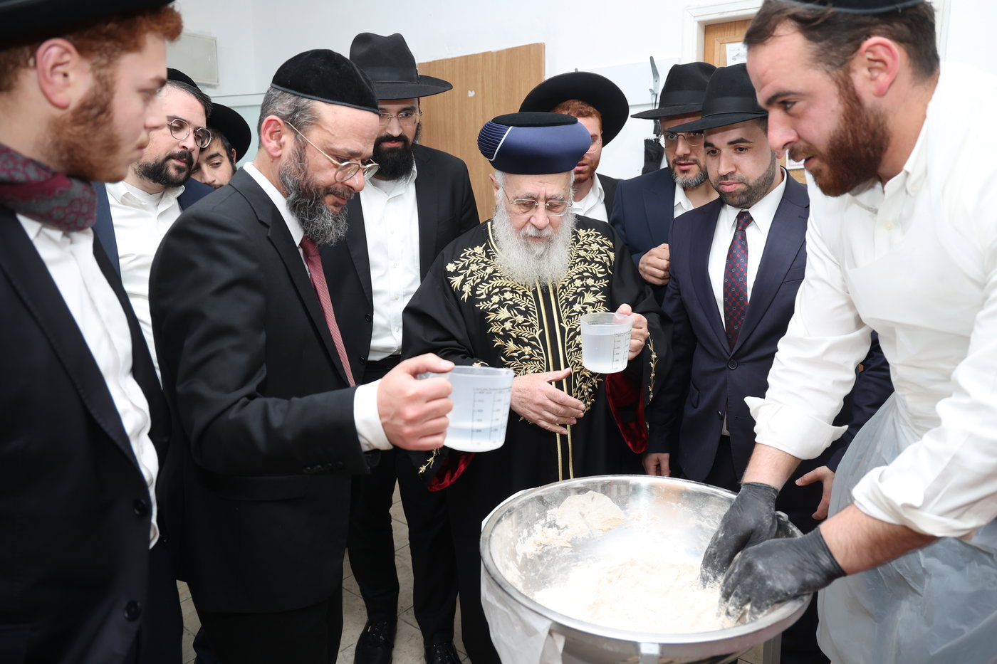 הראשל"צ הגר"י יוסף באפיית מצות