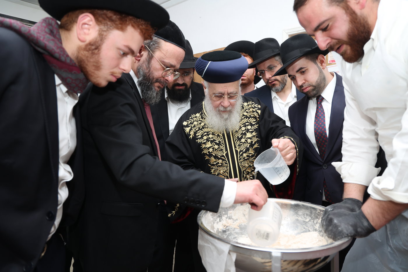 הראשל"צ הגר"י יוסף באפיית מצות